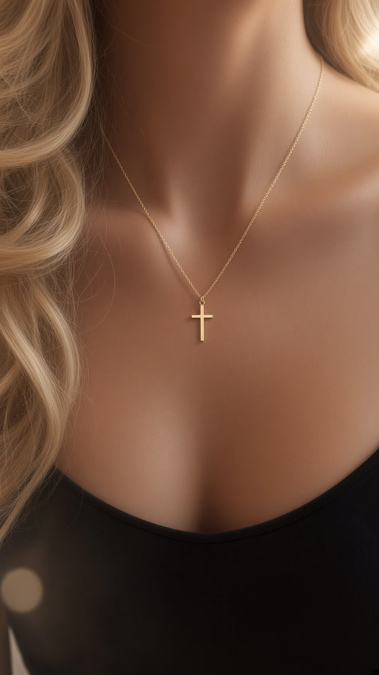 Halskette mit feinem Kreuz